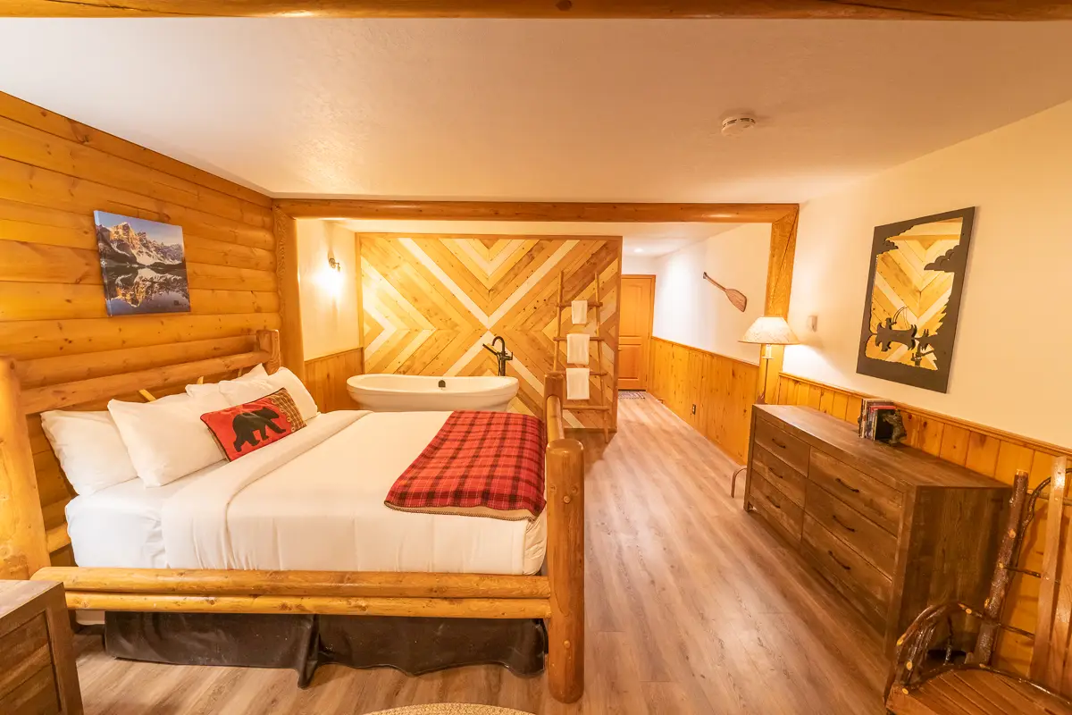 Basecamp Baker Creek Jacuzzi Suite: King bed, soaking tub, and rustic decor
