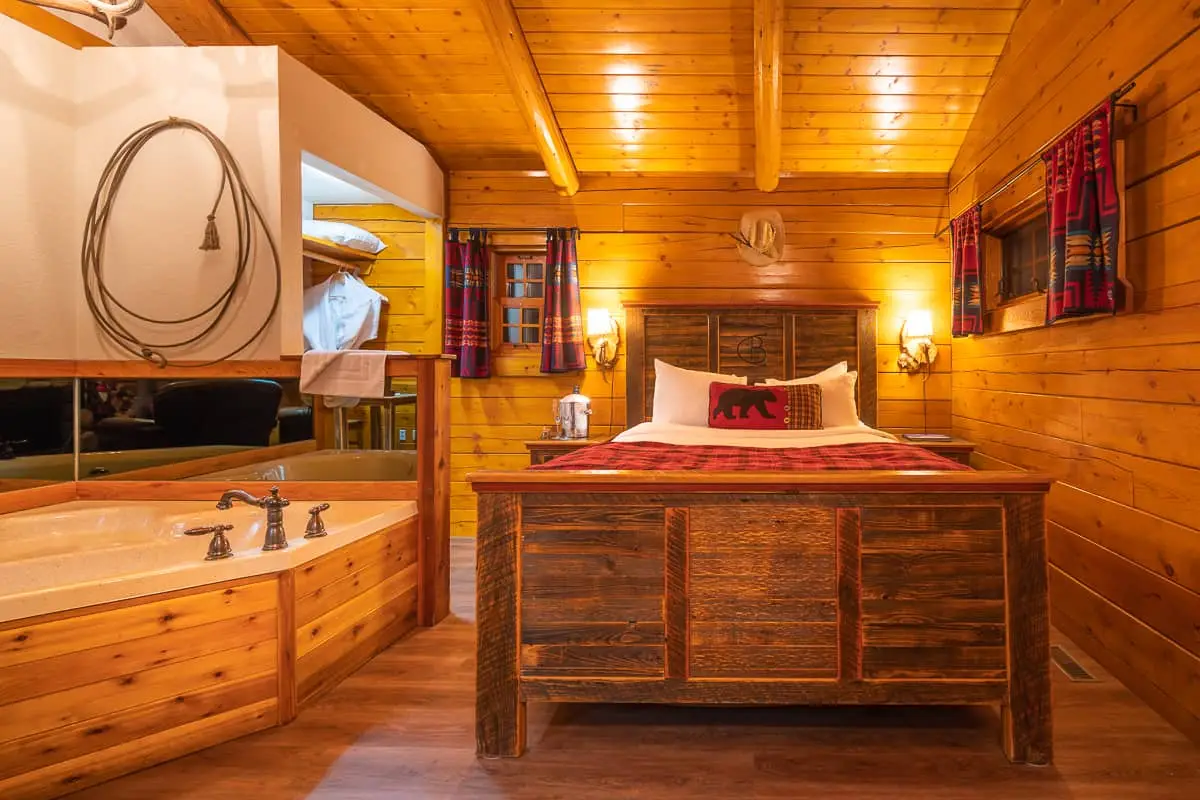 Basecamp Baker Creek Queen Cabin: Cozy wood-paneled room with a jacuzzi tub and queen bed.