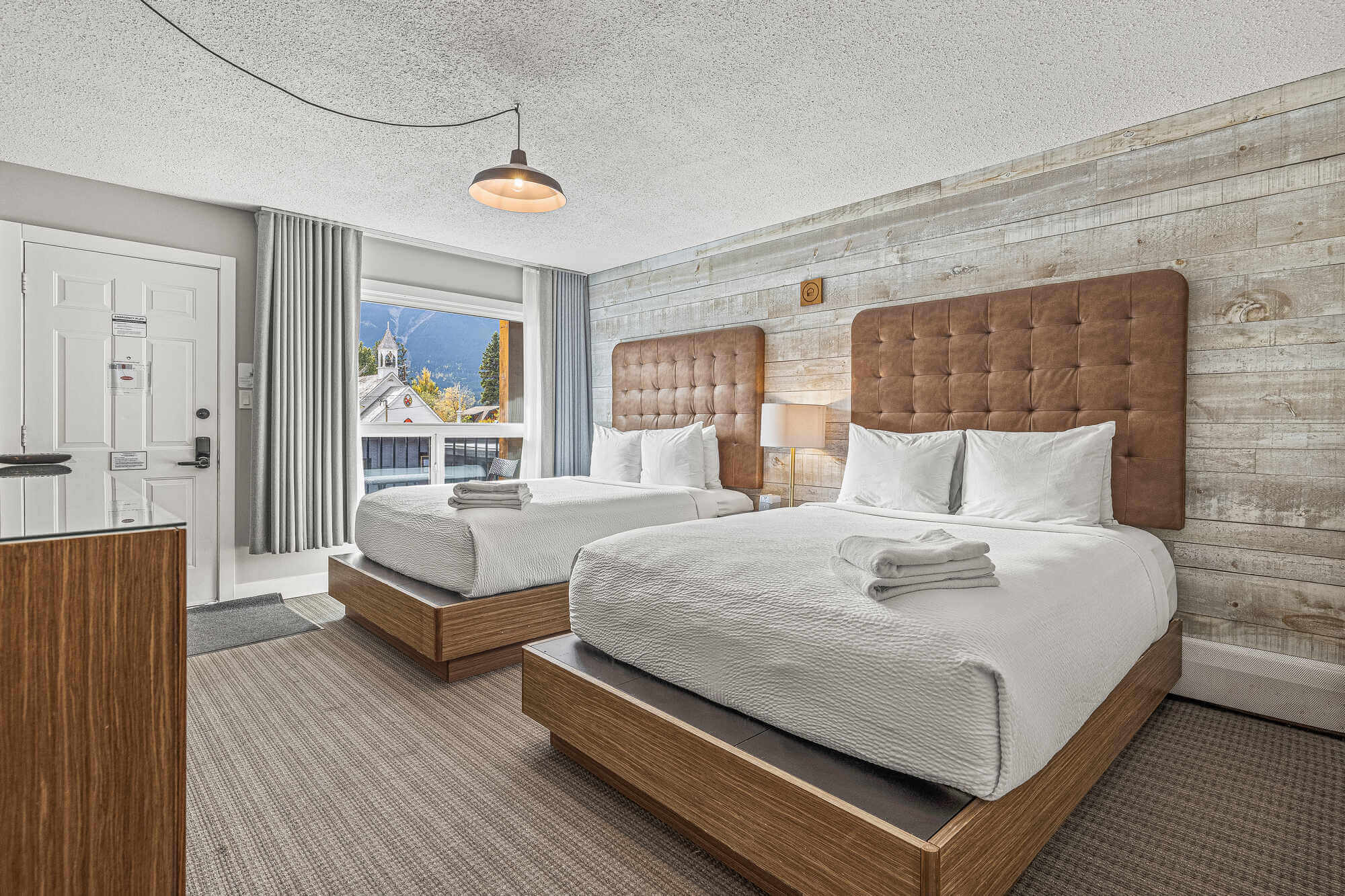Basecamp Lamphouse Canmore: Double Queen bedroom with mountain view
